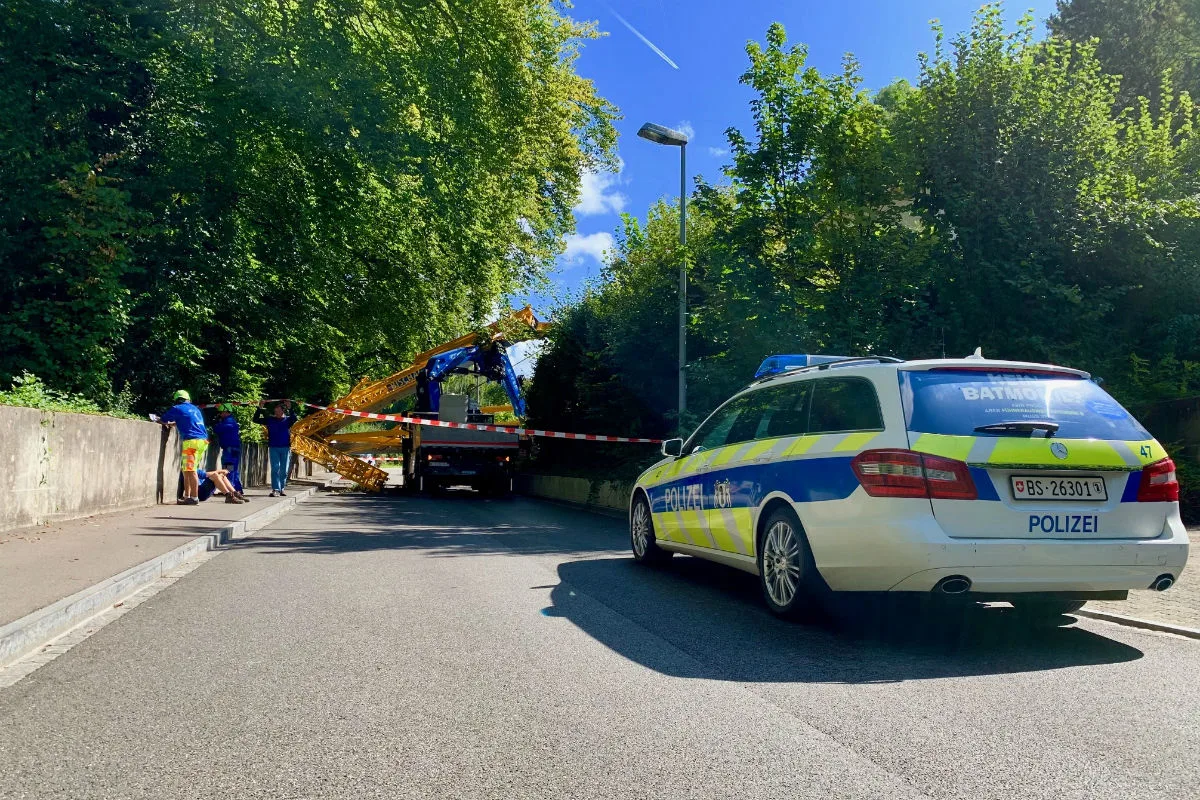 Riehen BS - Pneukran umgekippt