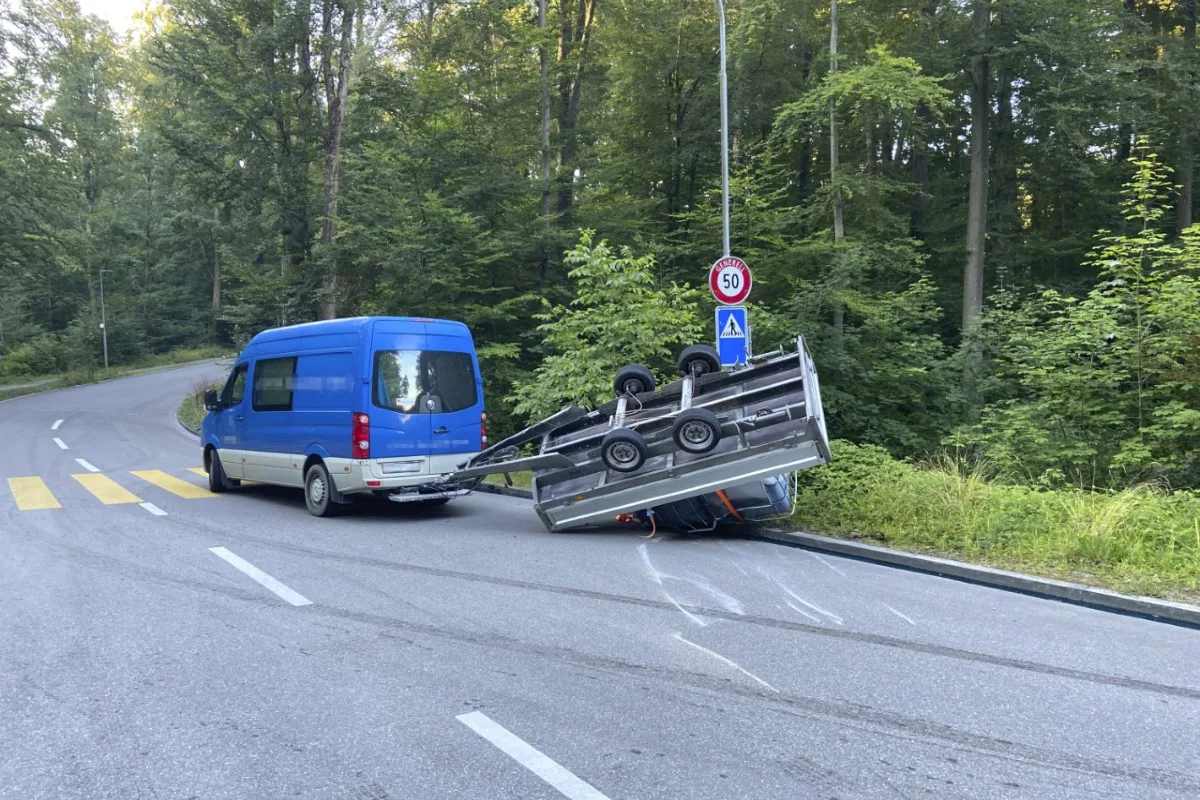 Zürich - Anhänger kippte bei Unfall auf die Seite - Strasse wurde gesperrt