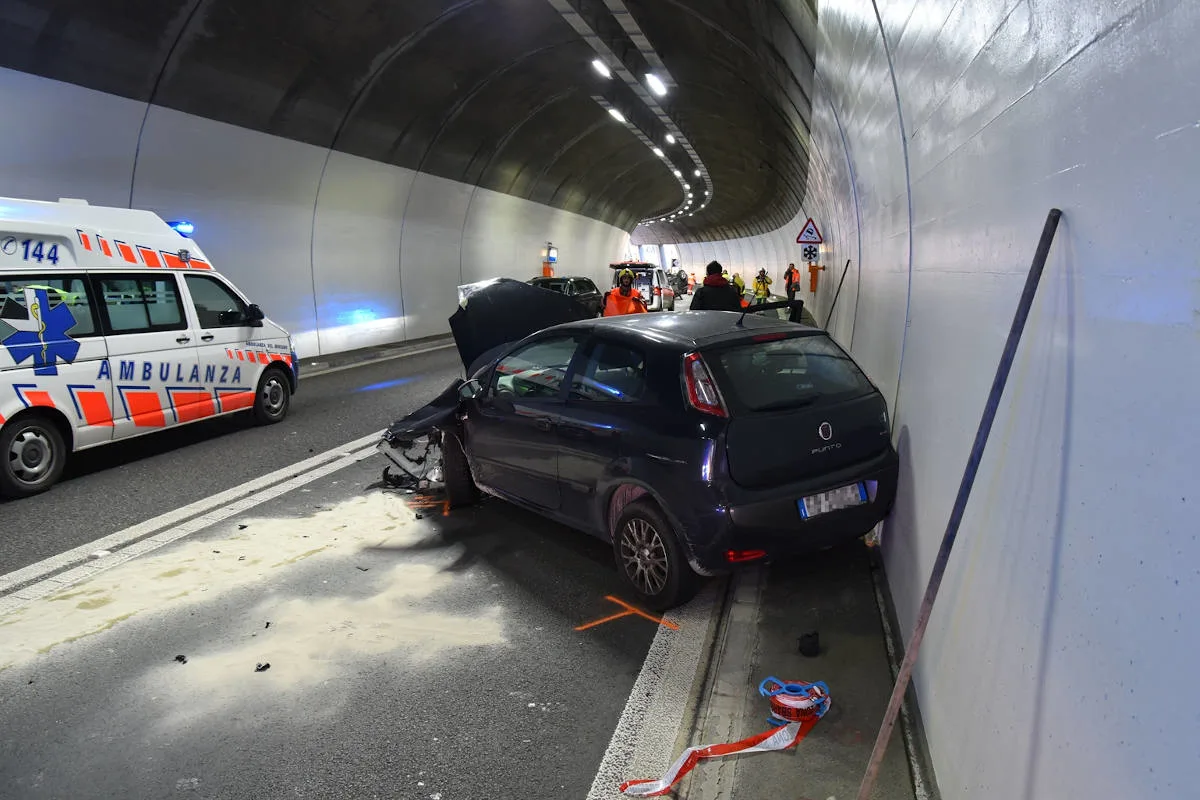 Mesocco GR - Kollision zweier Autos in Tunnel