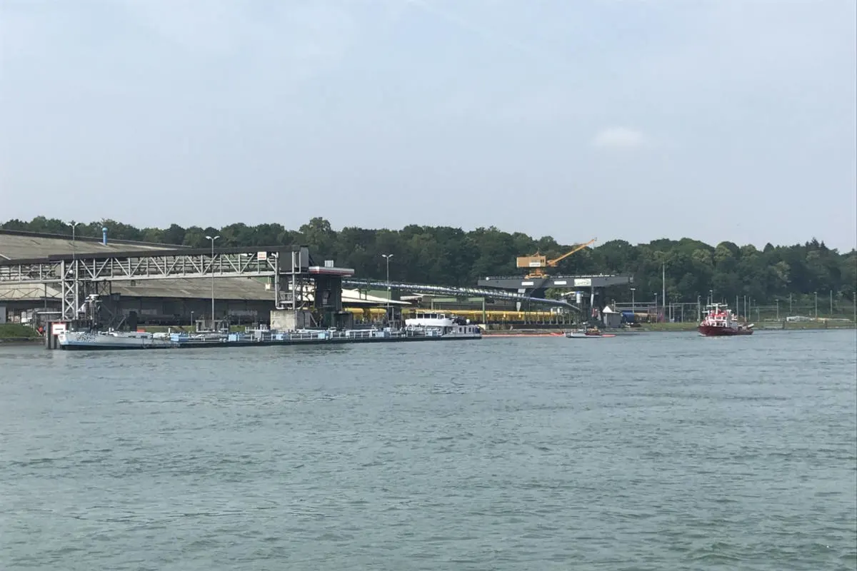 Muttenz BL - Wassereintritt bei einem mit Dieselöl beladenen Motortankschiff
