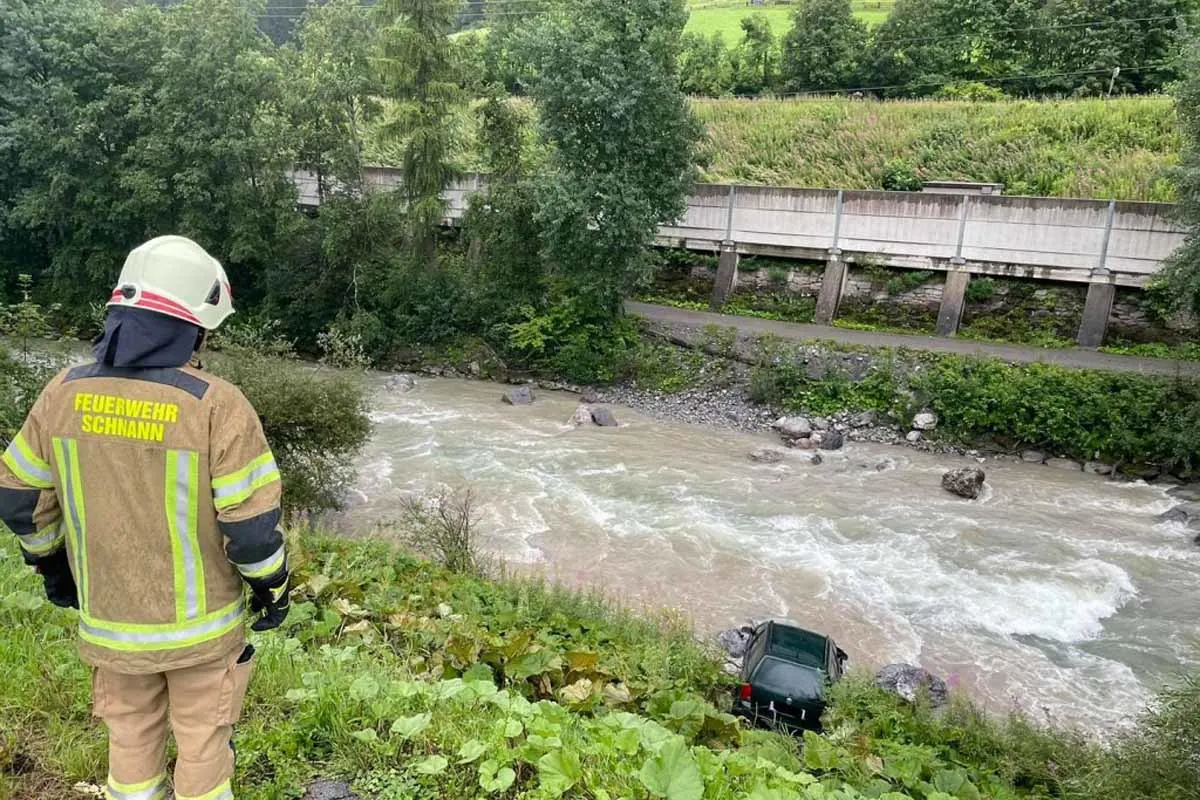 Schnann - Auto landet nach Crash in Fluss