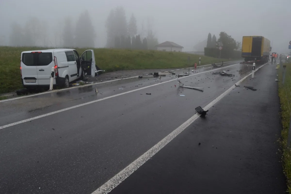 Hundwil AR - Lieferwagenfahrer bei Unfall eingeklemmt und schwer verletzt