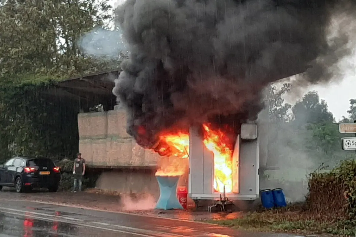  Kranenburg-Wyler – Imbissbrand greift auf Strohlager über