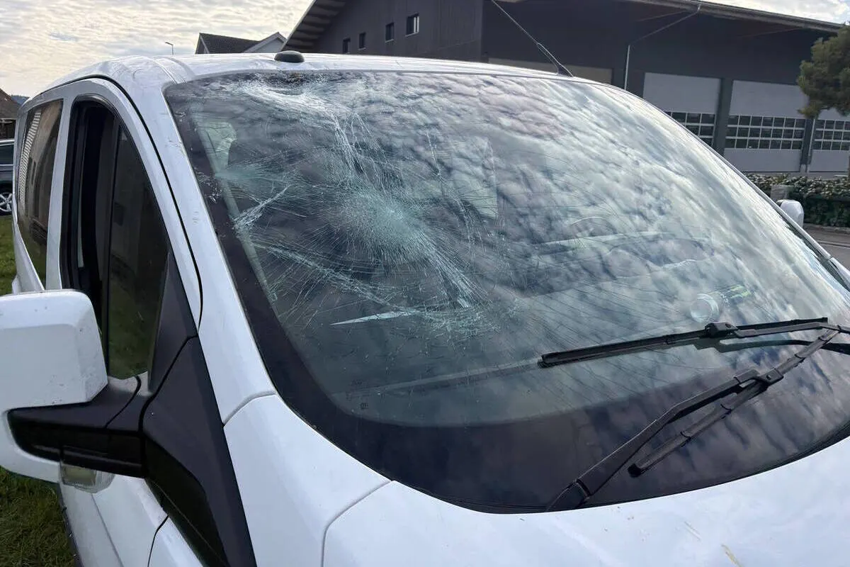 Oberbüren SG – Fahrunfähig in Verkehrsinsel geprallt