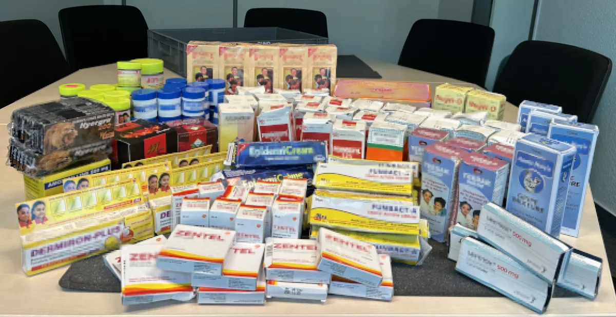 Ein Tisch ist voller verschiedener Medikamentenpackungen in einem Büro, die bei einer Kontrolle beschlagnahmt wurden.