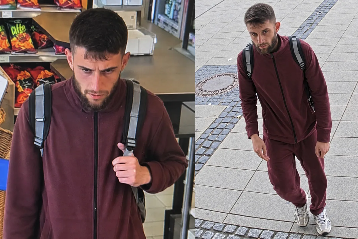 Ein Mann in bordeauxrotem Jogginganzug mit Rucksack wird in einem Geschäft gesehen. Auf dem linken Bild schaut er intensiv zur Seite, während auf dem rechten Bild sein Gang draußen auf Gehwegplatten zu sehen ist.