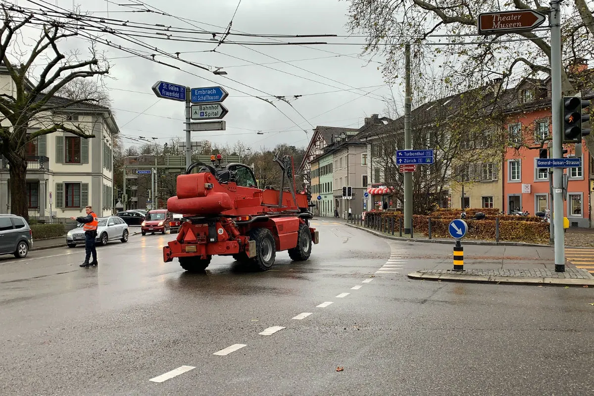 Winterthur ZH - Velofahrerin nach Sturz von Baumaschinenfahrzeug überrollt