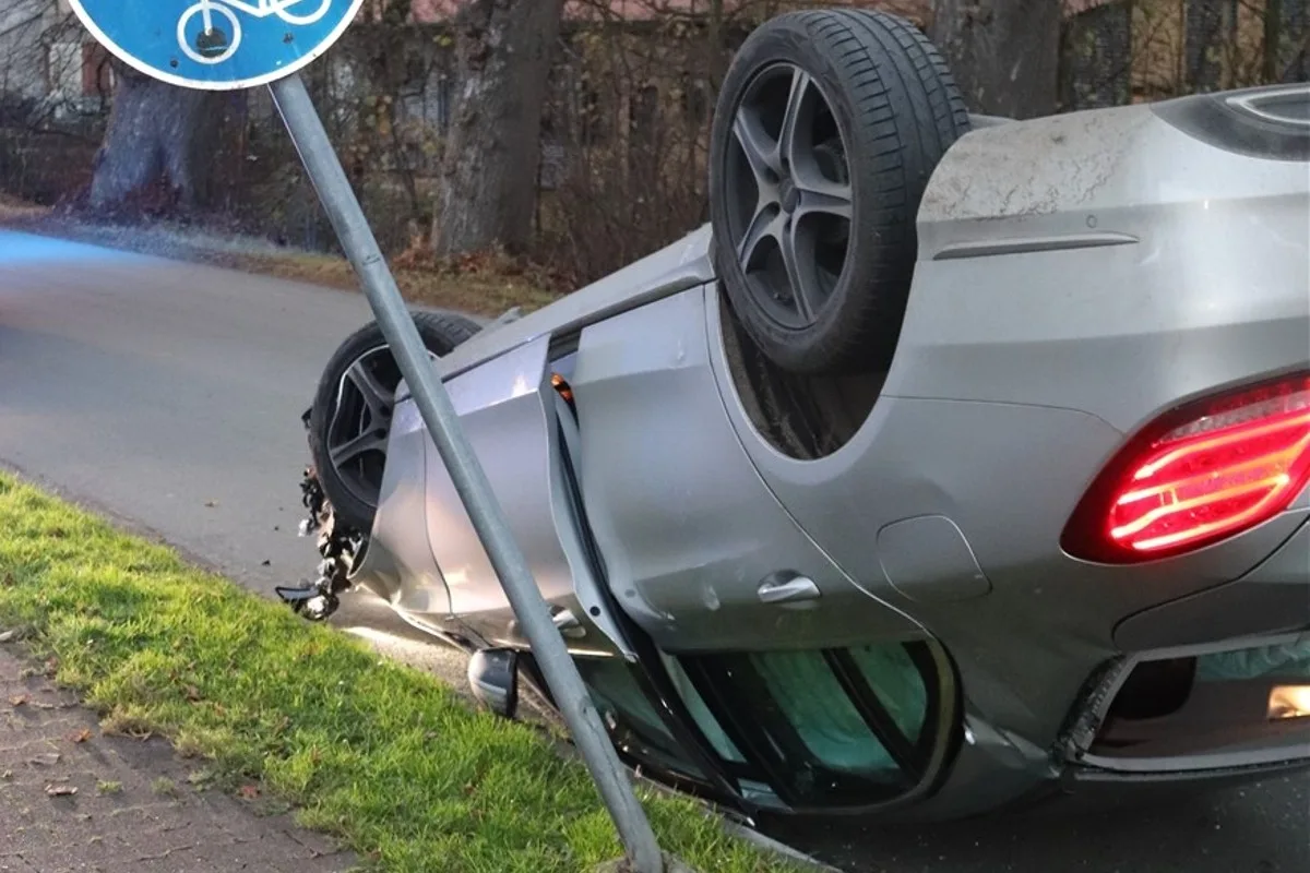 Willebadessen - Verletzte Person nach Alleinunfall in 30er Zone