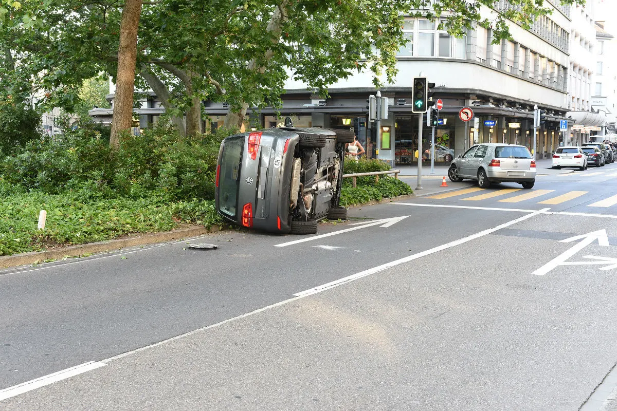 Zürich ZH - Mehrere Leichtverletzte bei zwei aussergewöhnlichen Verkehrsunfällen