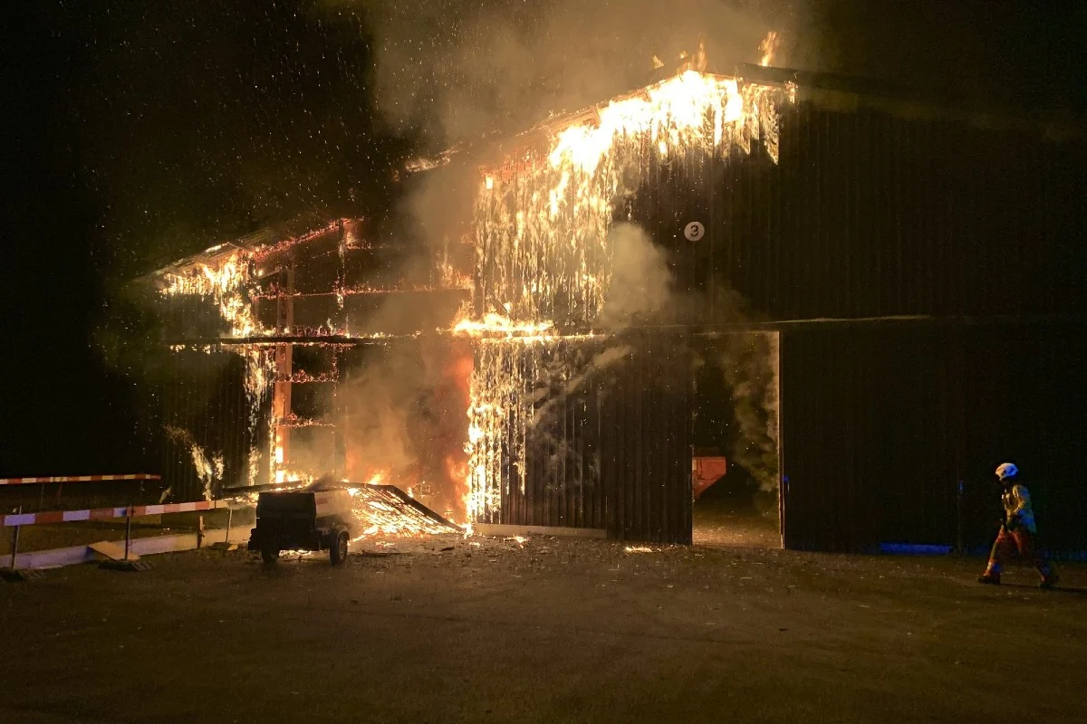 Brand in Weiach ZH - Hoher Sachschaden beim Vollbrand einer Lagerhalle