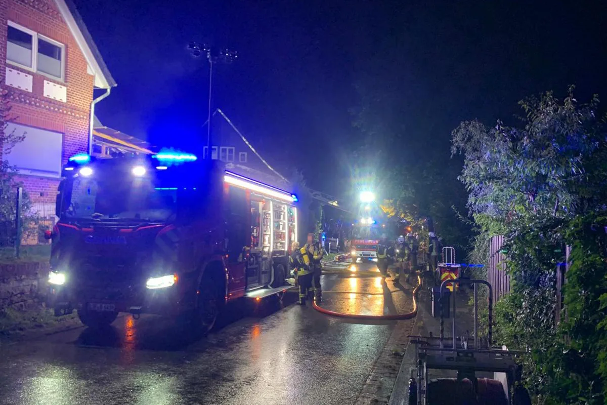 Dörentrup NW – Brand von Anbau und Carport – Zwei Hunde gerettet