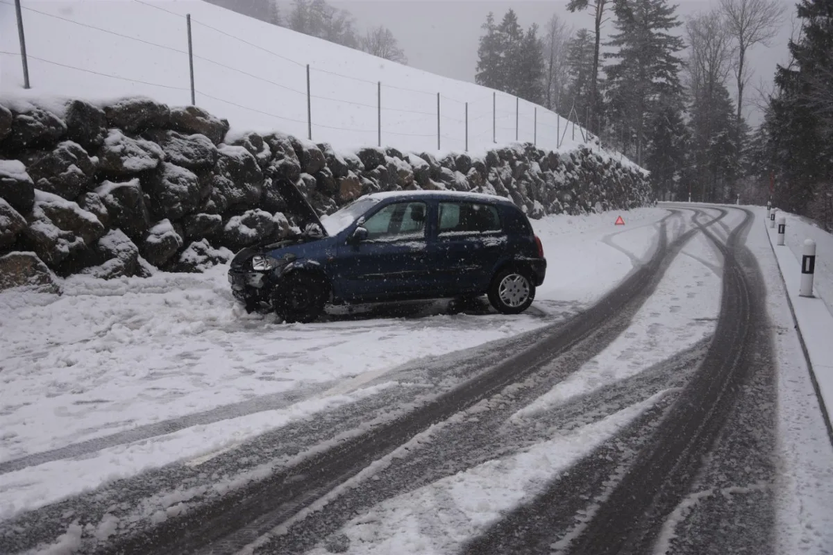 Mühlrüti SG - 20-Jährige baut auf schneebedeckter Strasse Unfall