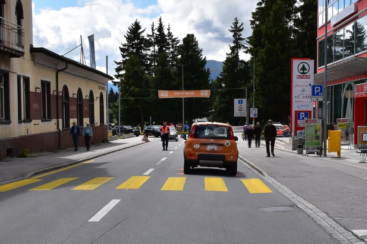 Davos Dorf GR - Fussgänger von Auto erfasst und verletzt