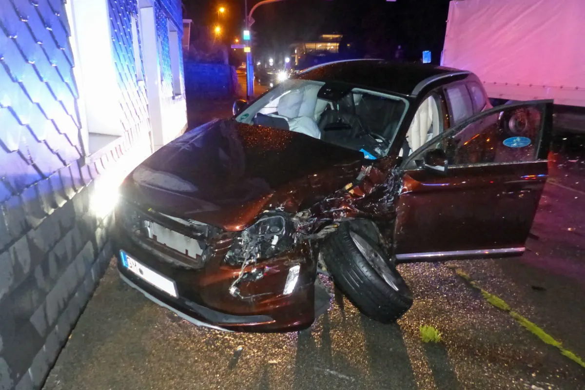 Radevormwald - Auto schleudert nach Crash gegen Hauswand - Zeugenaufruf