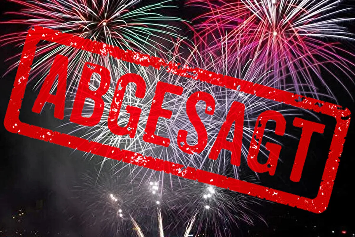 Ein farbiges Feuerwerk leuchtet am Nachthimmel, überlagert von einem roten 'ABGESAGT'-Stempel.