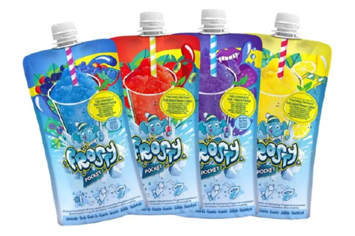 Vier bunt gestaltete Getränkebeutel beinhalten Slush-Eis in den Geschmäckern blau, rot, lila und gelb. Jeder Beutel hat einen Strohhalm.