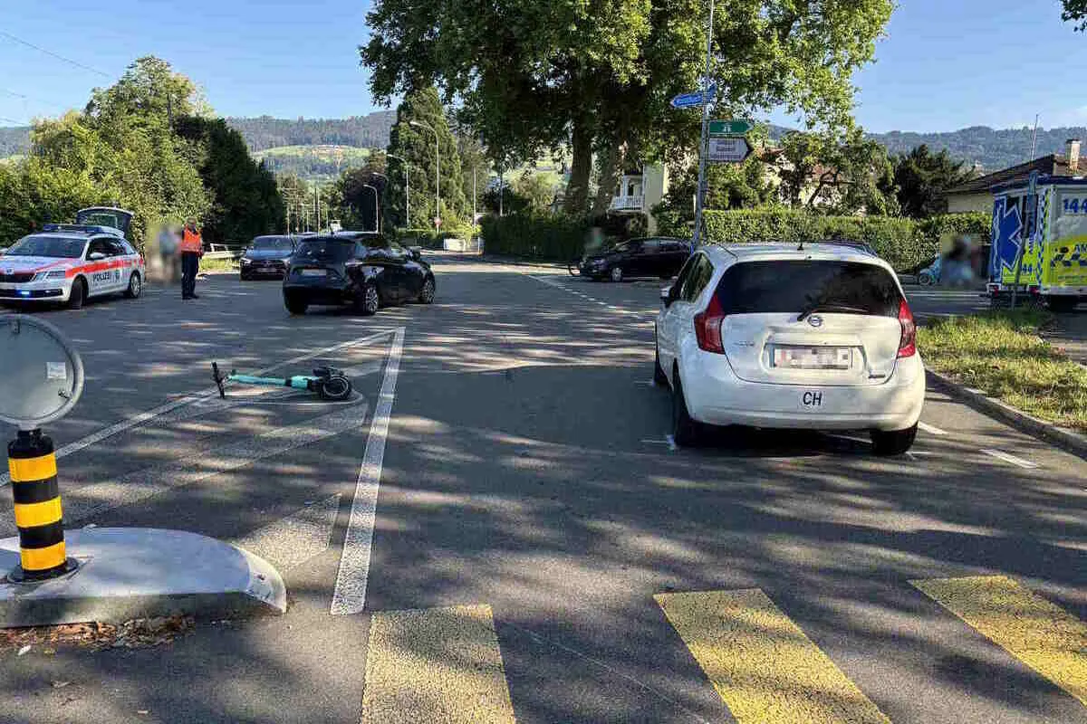 Goldach SG - E-Scooter-Fahrer mit Auto kollidiert