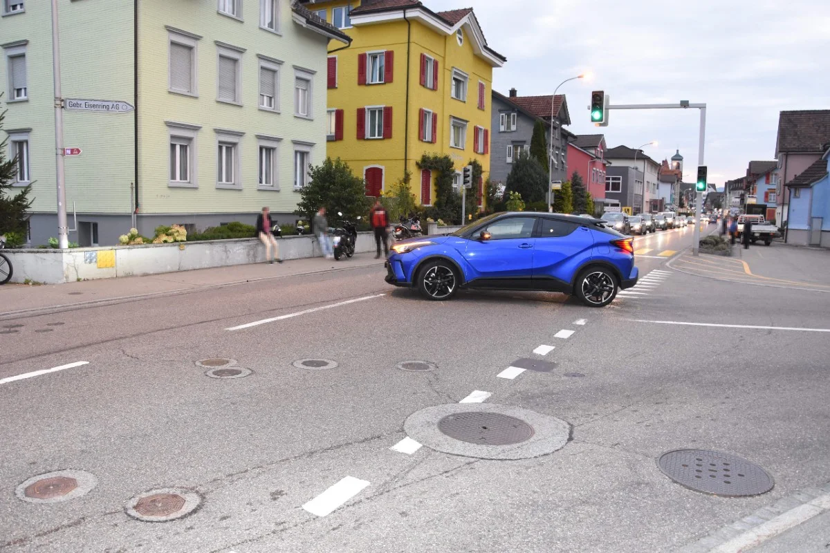 Gossau SG - Verkehrsunfall zwischen Auto und Roller