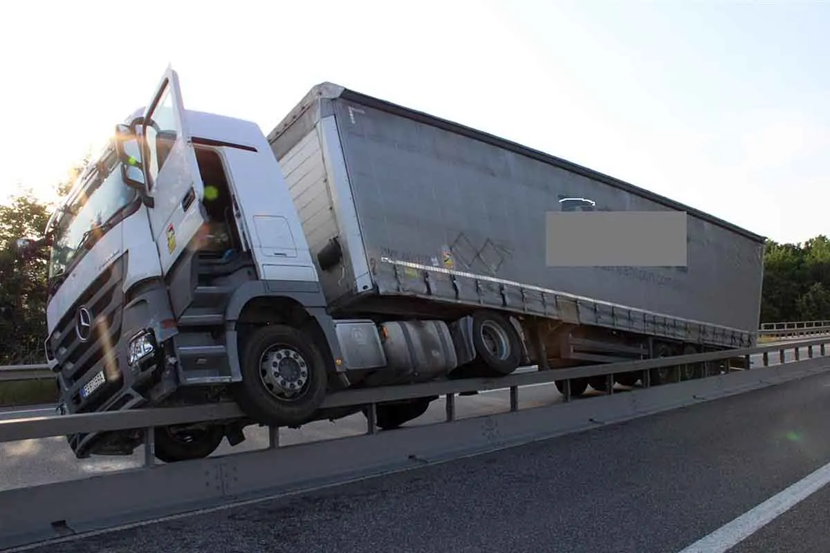 LKW-Unfall in Kottenheim - B262 in beide Richtungen gesperrt