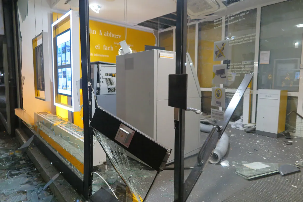 Mettmann - Geldautomatensprengung in der Commerzbank!
