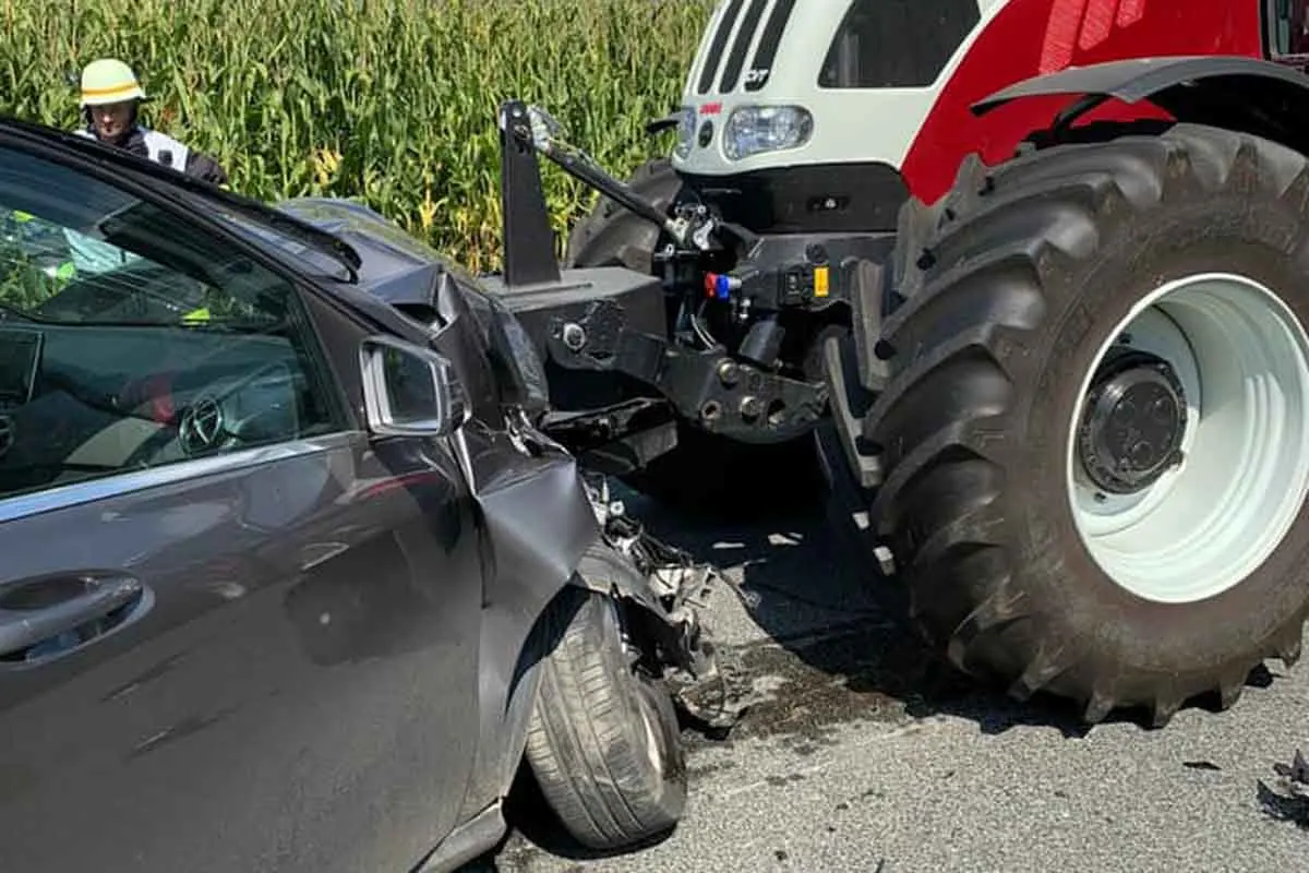 St. Andrä - Traktor geriet auf Gegenfahrbahn und krachte frontal in PKW