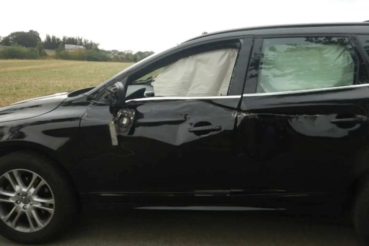 Pflug schlitzt Volvo auf - Autofahrer leicht verletzt