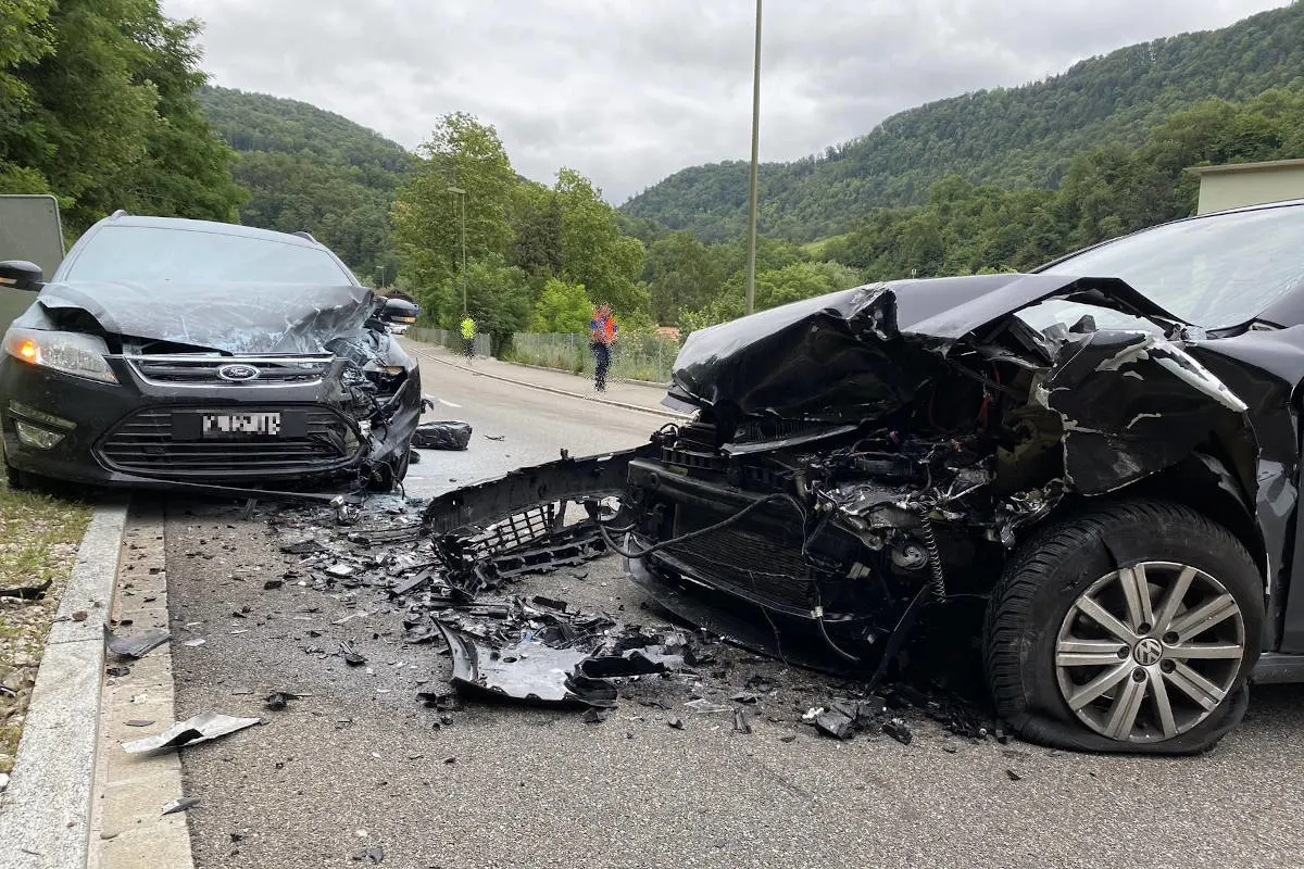 Grellingen BL – Frontalkollision zwischen zwei Personenwagen