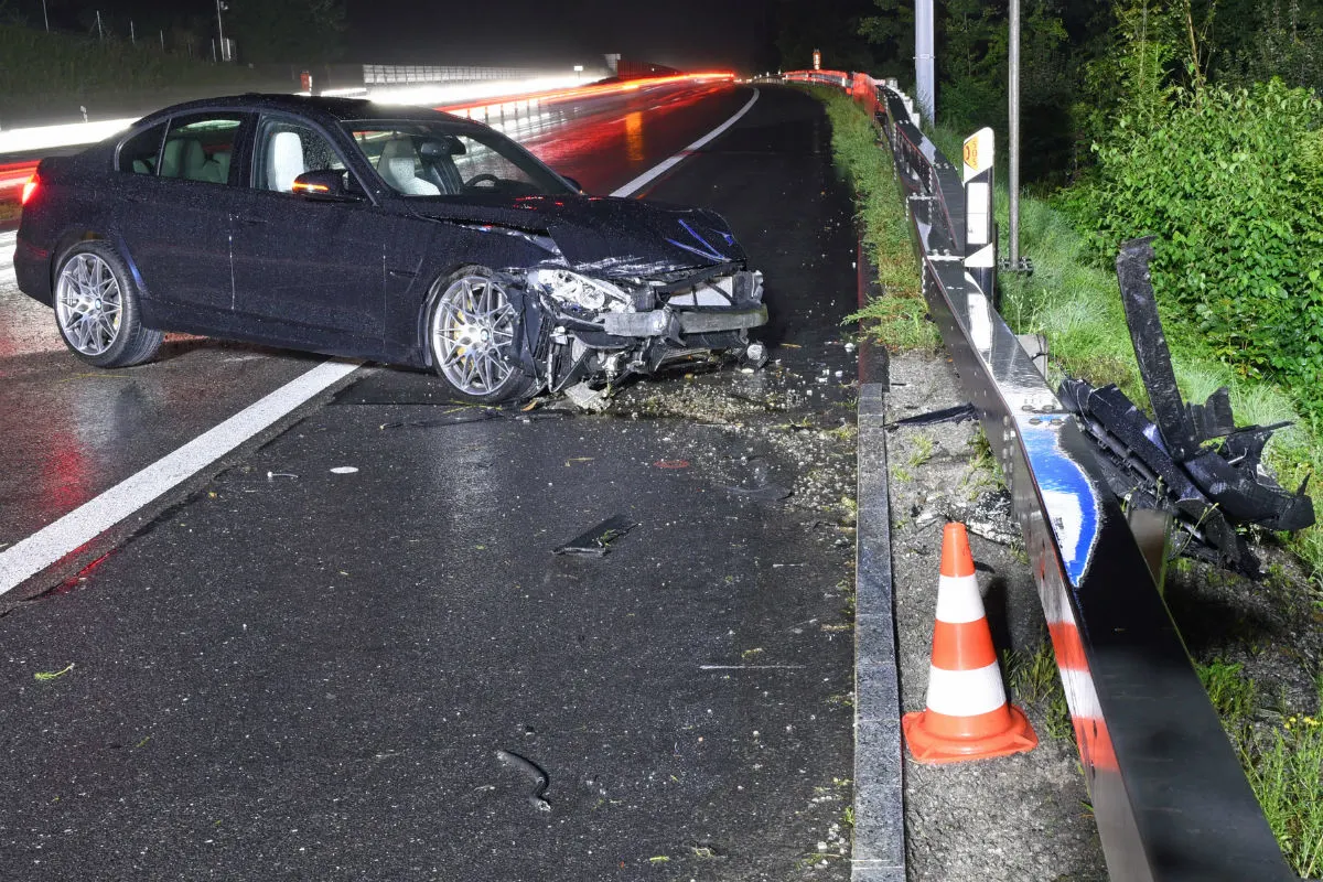 Buchrain A14 LU - BMW-Heck bricht beim Beschleunigen aus 