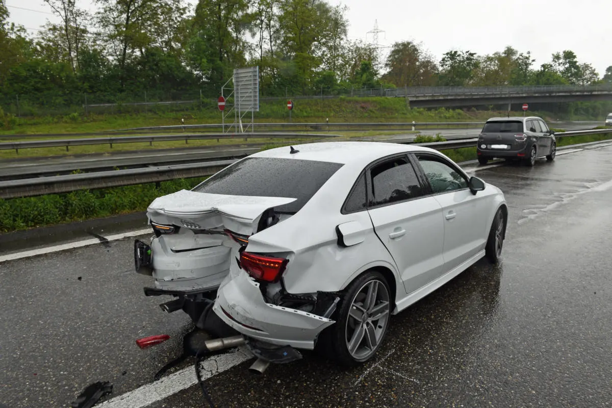 A14 Inwil LU - Auffahrkollision mit mehreren Fahrzeugen