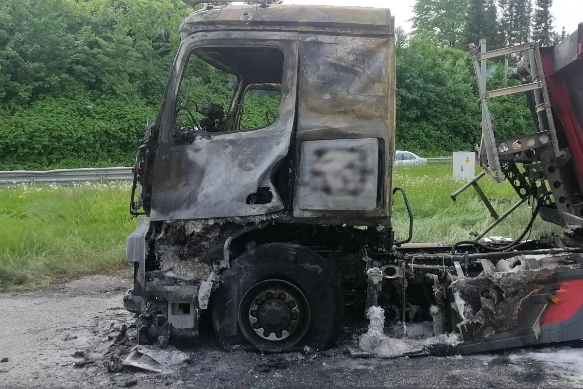 A23 Pinneberg – Sattelzug fängt nach Reifenplatzer Feuer