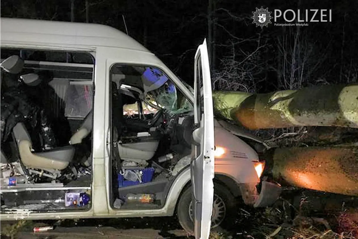 Trippstadt – Transporter prallt gegen umgestürzten Baum