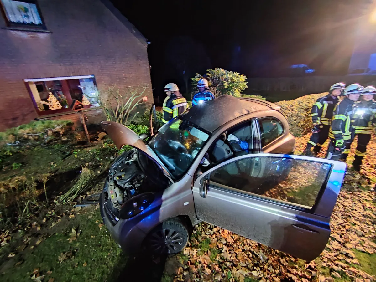 Bedburg-Hau – Kleinwagen prallt gegen Baum