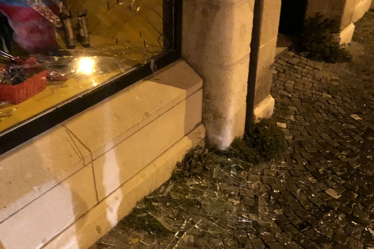 Stadt Schaffhausen SH - Glasflasche in Schaufenster geworfen!