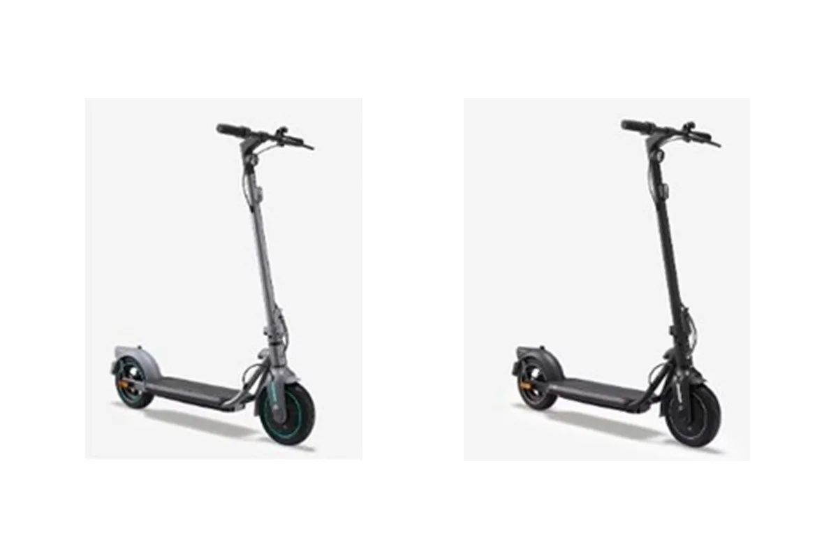 Zwei E-Scooter stehen nebeneinander auf einem weißen Hintergrund. Der linke Scooter ist grau, der rechte dunkelgrau.