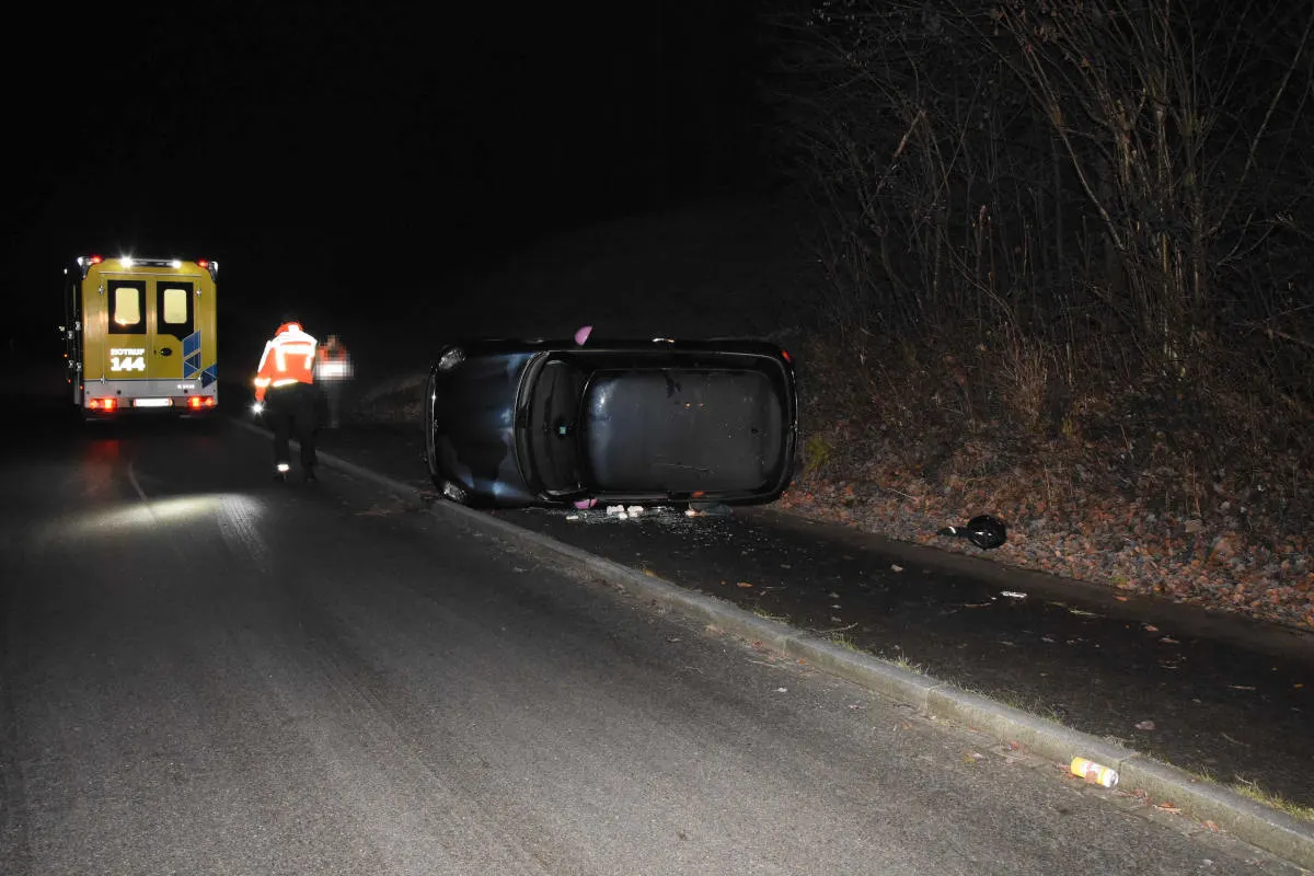 Unfall Niederstetten SG: Auf vereister Fahrbahn mit Auto überschlagen