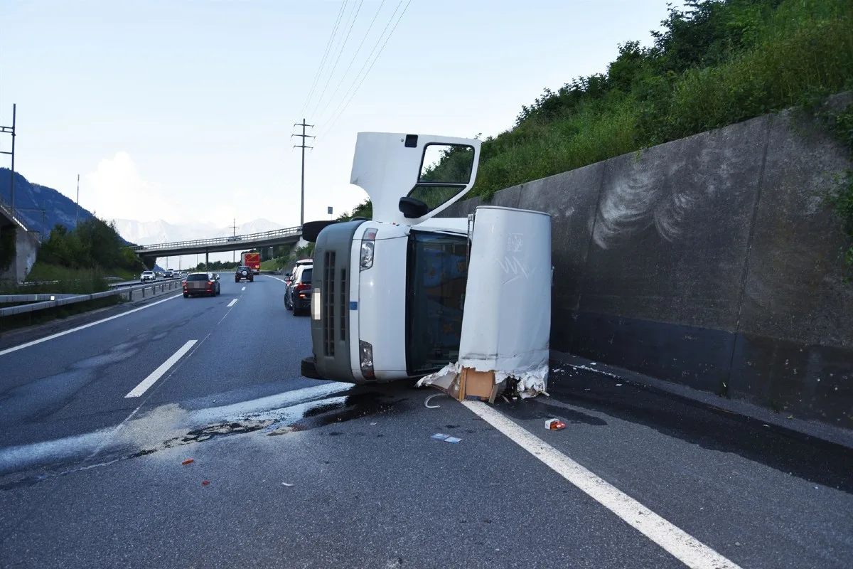 Totalschaden in Chur GR - Das Wohnmobil kam ins Schlingern und kippte auf der Autobahn