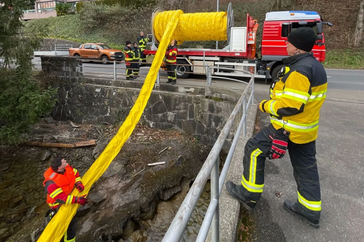 Brunnen SZ -  Feuerwehreinsatz infolge Gewässerverschmutzung
