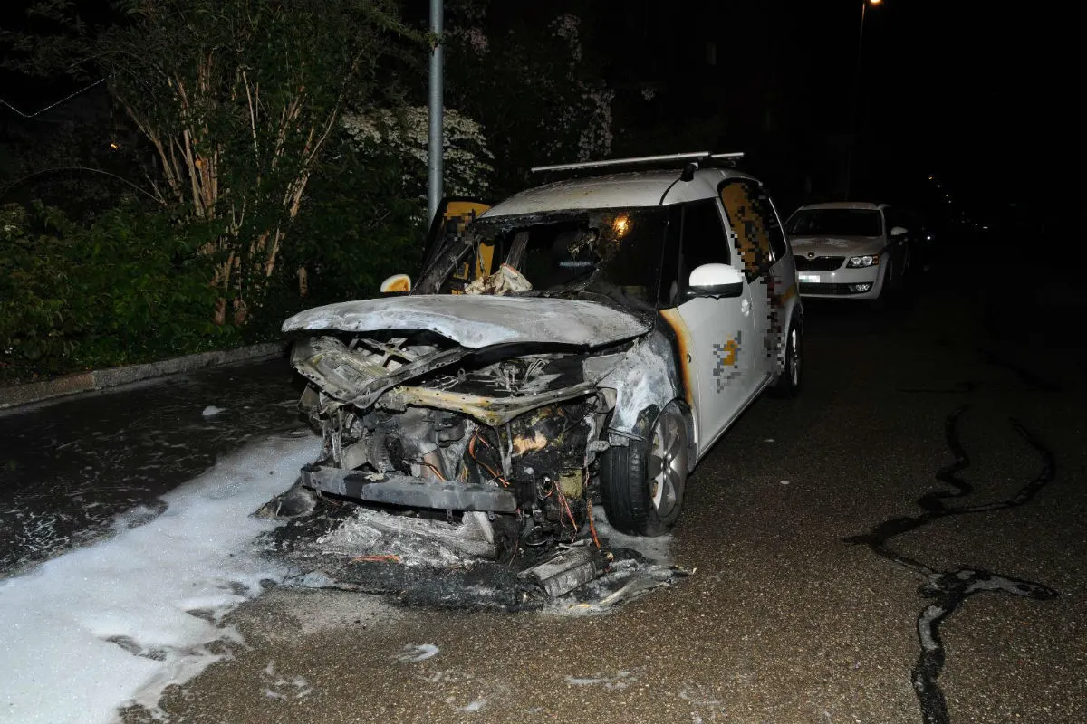 Allschwil BL - Auto bei Brand komplett zerstört - Zeugenaufruf