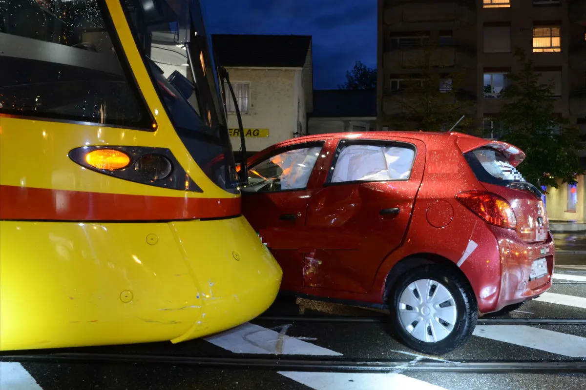 Reinach BL - Auto kollidiert mit Tram