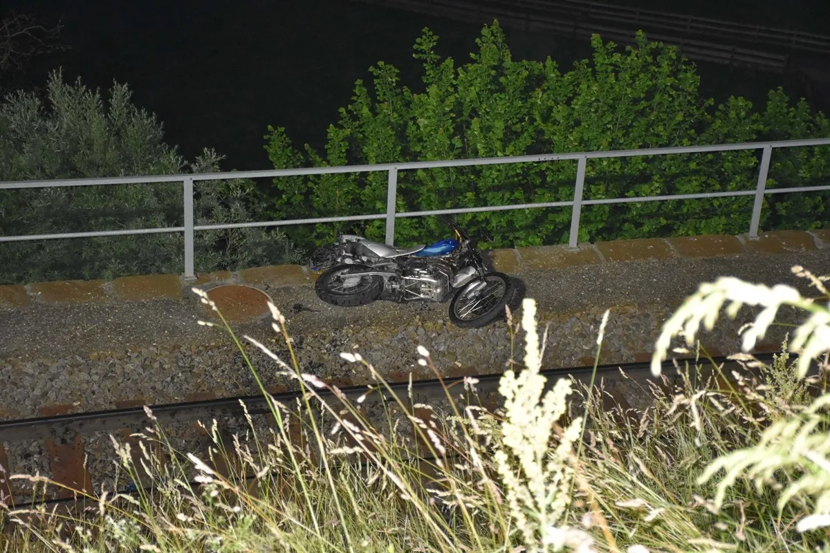 Küblis GR - 22-jähriger Motorradlenker stürzt 15 Meter in die Tiefe