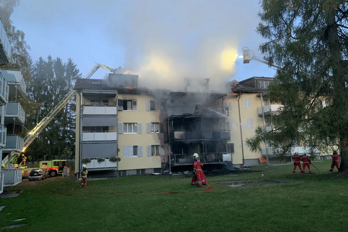 Brand Uster ZH - Eine Person in Mehrfamilienhaus tot! 
