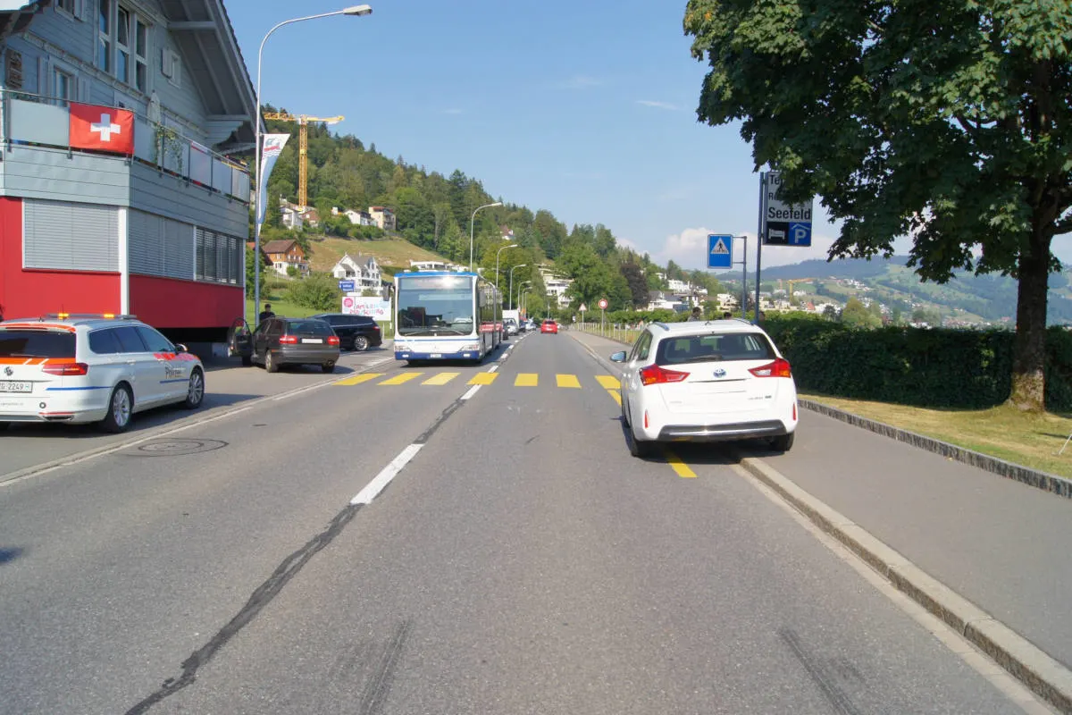 Unterägeri ZG - Auto prallt in Motorrad und fährt Fussgängerin an