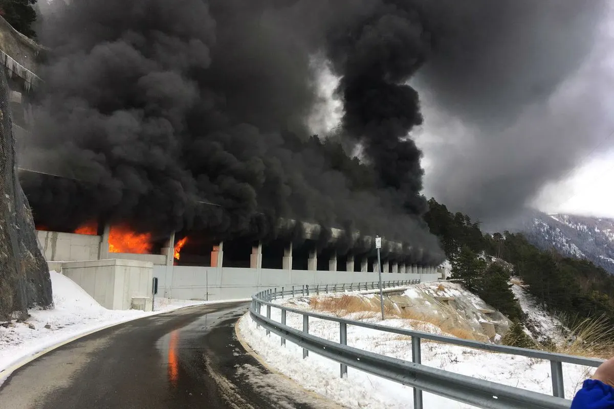 Ried-Brig VS - UPDATE: Brand eines Reisebusses – Simplonachse gesperrt