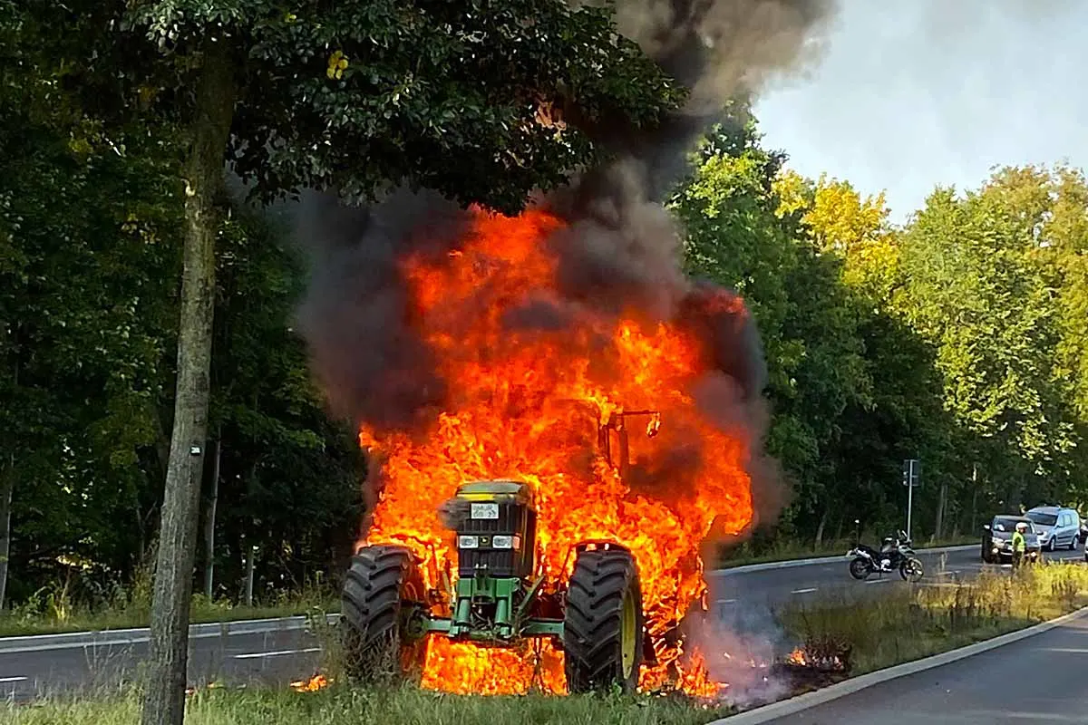 Neubrandenburg - Brand eines Ackerschleppers