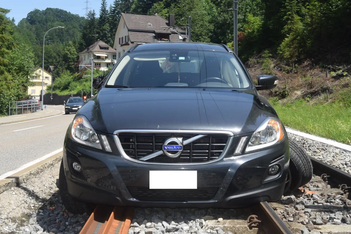 Teufen AR - Personenwagen gerät auf Bahngleis