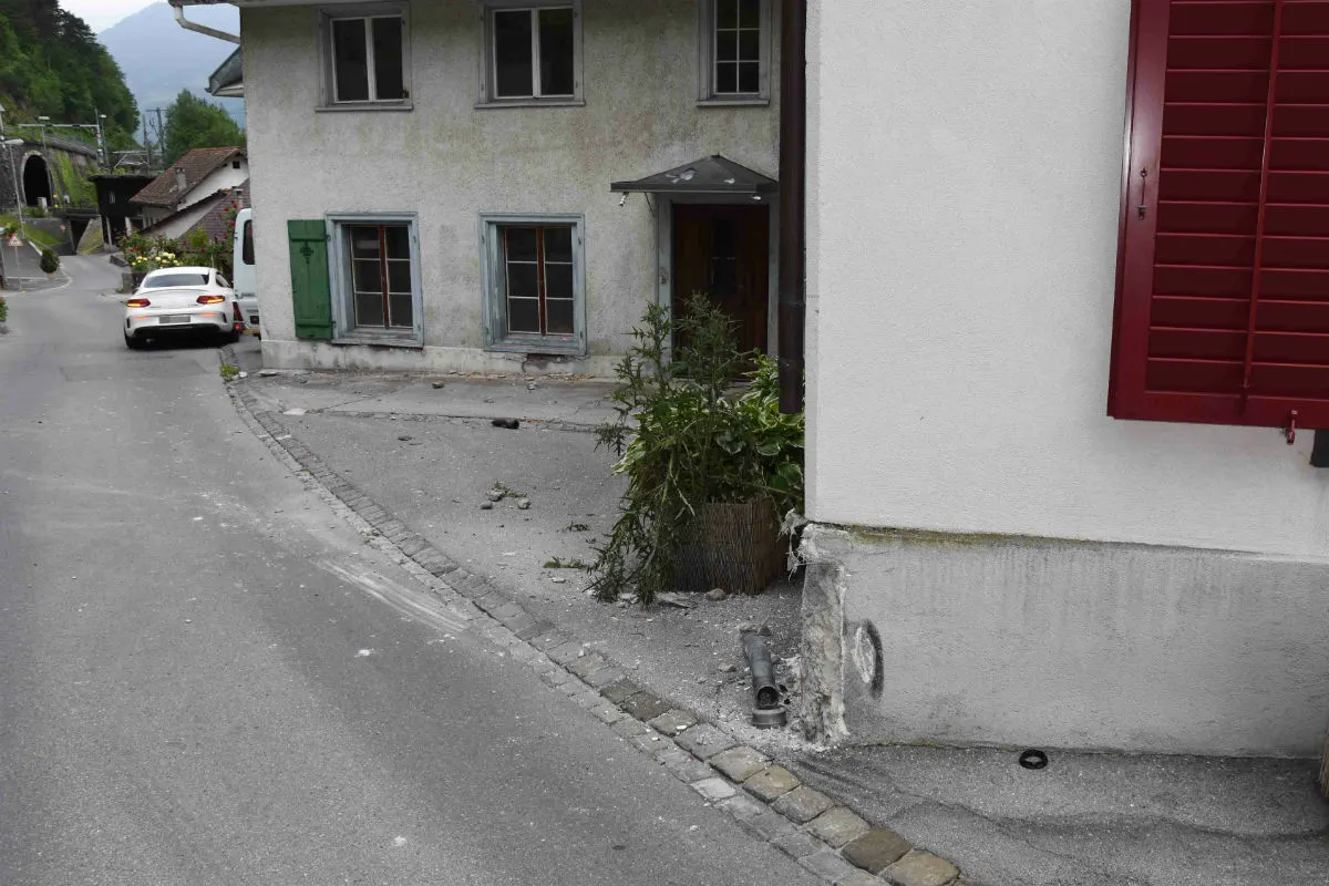 Mels SG/Quarten SG /Mühlehorn GL:  Mercedes entwendet und zwei Unfälle verursacht