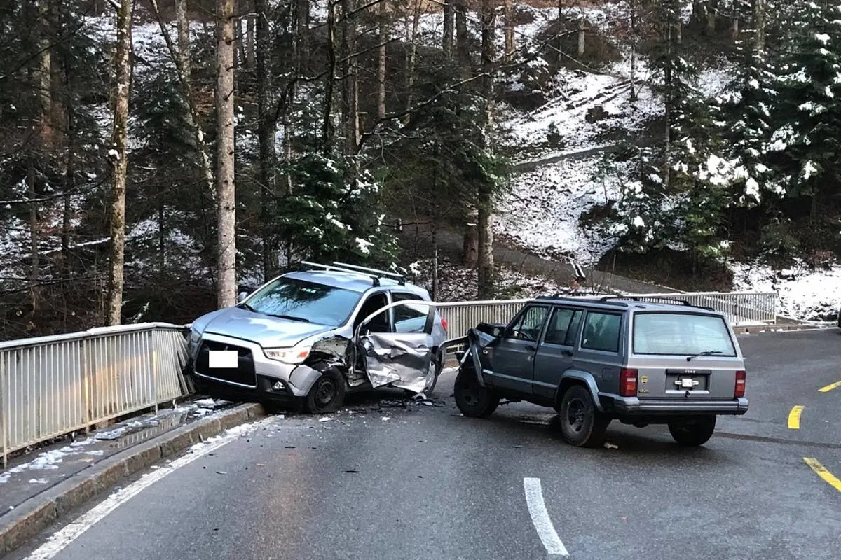 Trogen AR - Verkehrsunfall wegen vereister Fahrbahn