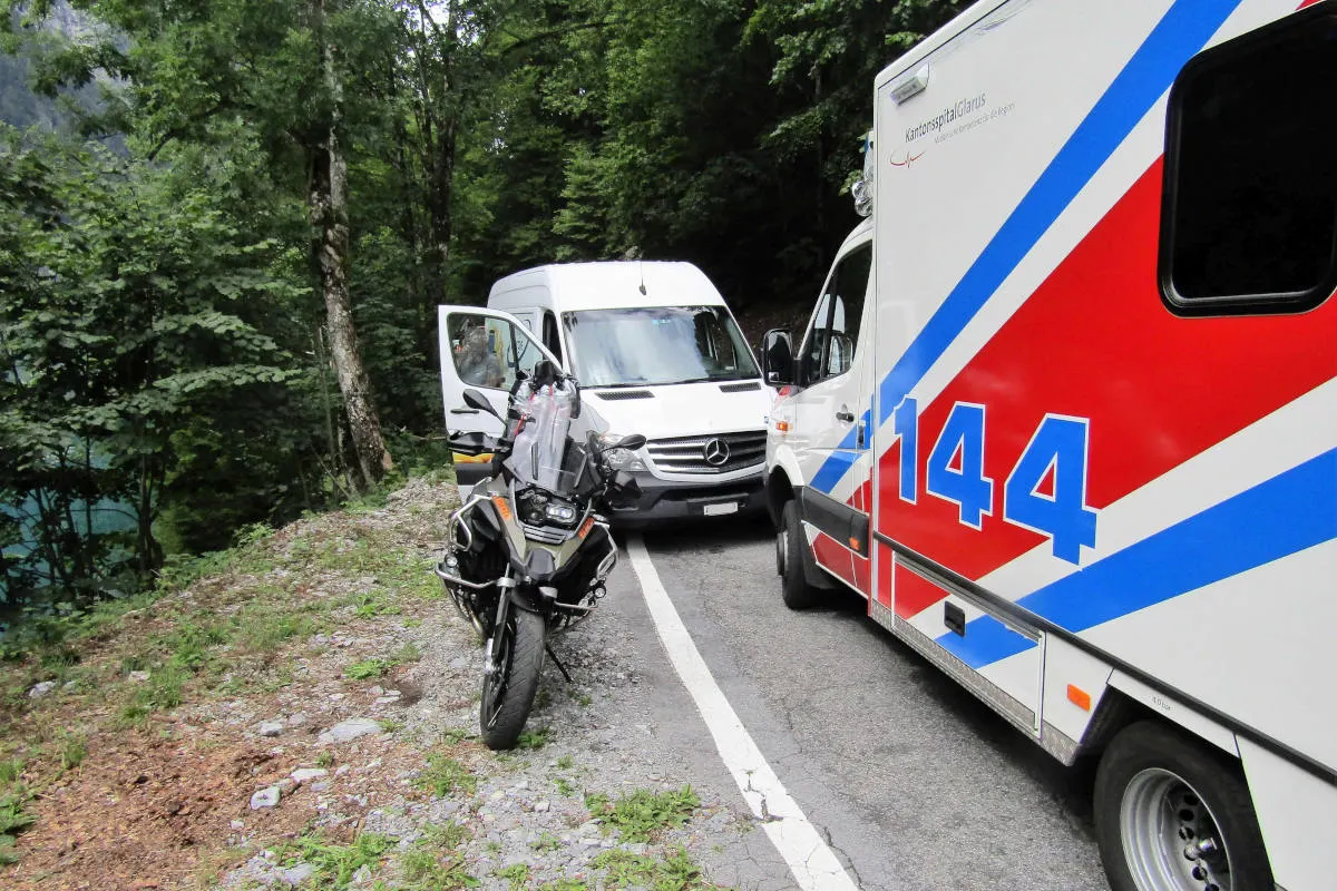 Klöntal GL - Kollision beim rückwärtsfahren