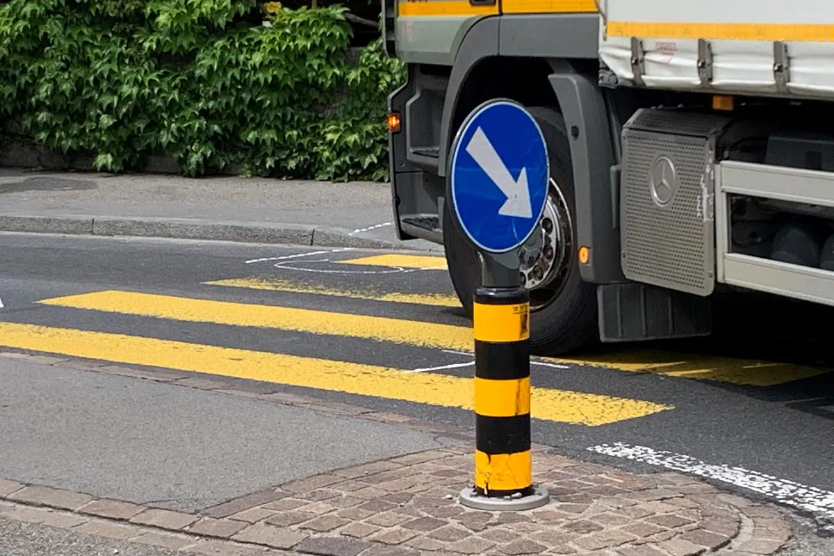 Adliswil ZH – Verkehrsunfall fordert verletzte Fussgängerin