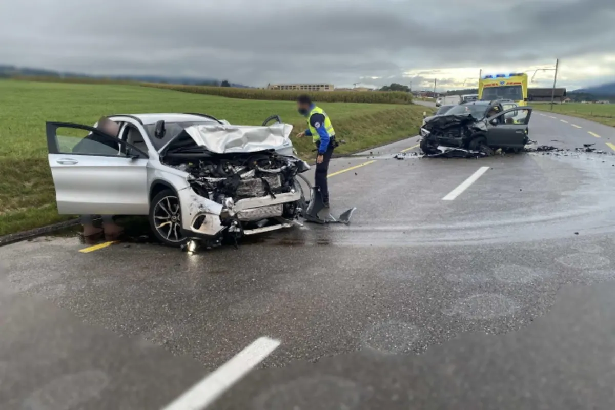 Unfall in La Tour-de-Trême FR - Frontalkollision fordert zwei Verletzte